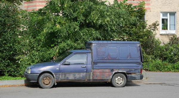 Starý Modrý Rezavý Rozbitý Pickup Nádvoří Obytné Budovy Babuškinova Ulice — Stock fotografie