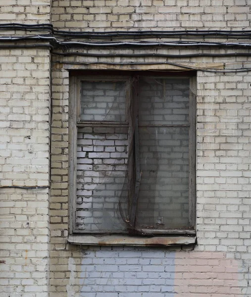 Une Vieille Fenêtre Bordée Briques Recouverte Une Grille Dans Mur — Photo
