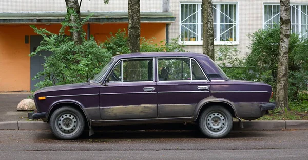 Old Eggplant Colored Soviet Car Courtyard Residential Building Podvoysky Street — Stock Photo, Image