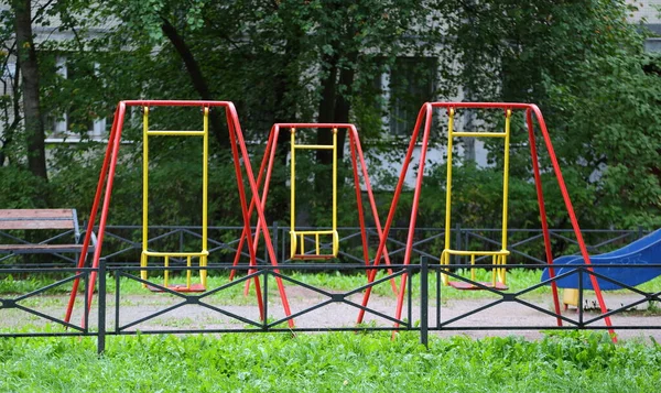 Três Balanços Amarelos Vermelhos Parque Infantil — Fotografia de Stock