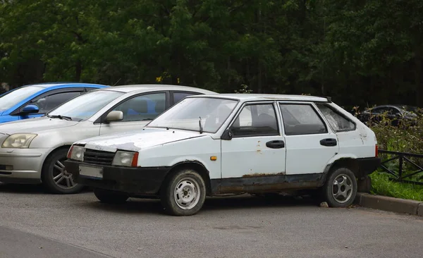 Old Rusty White Russian Car Ulitsa Antonova Ovseenko Petersburg Russia — Stock Photo, Image