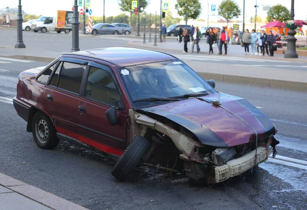 Ένα Σπασμένο Κόκκινο Αυτοκίνητο Στο Δρόμο Dvortsovy Proezd Αγία Πετρούπολη Φωτογραφία Αρχείου