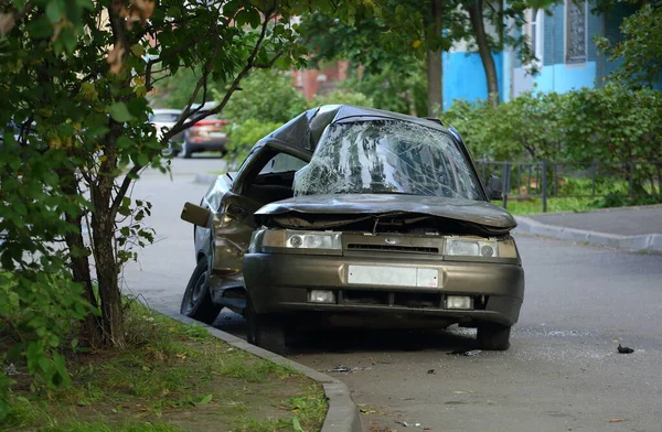 Une Voiture Cassée Est Garée Sur Pelouse Ulitsa Kollontai Saint — Photo