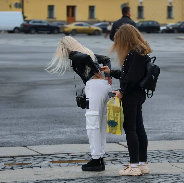 Meninas Turísticas Ajustar Suas Roupas Rua Praça Palácio São Petersburgo — Fotografia de Stock