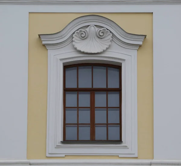 Stare Wielowarstwowe Okno Żółto Białej Ścianie — Zdjęcie stockowe
