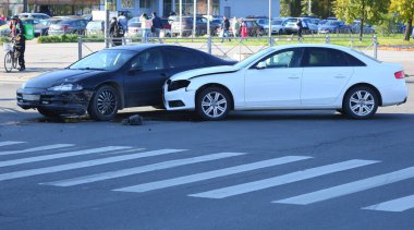 Krylenko Caddesi, St. Petersburg, Rusya, Eylül 2021 'de, yaya geçidinde siyah ve beyaz bir araba çarpışmış.