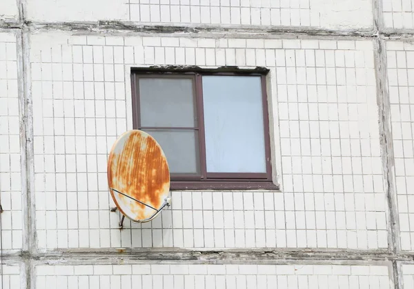 Una Parabólica Oxidada Cerca Ventana Pared Casa — Foto de Stock