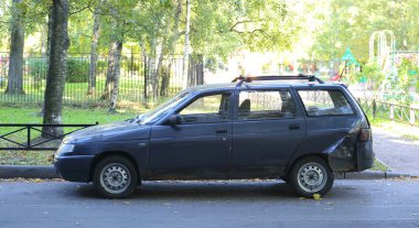 Karanlık, paslı, bozuk bir yolcu vagonu yolda, Iskrovsky Prospekt, Saint Petersburg, Rusya, Eylül 2021