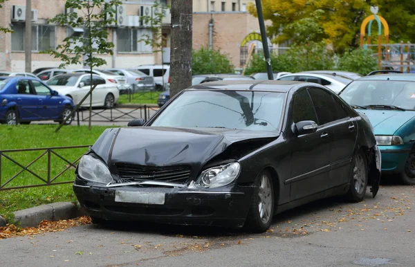 Ein Schwarzer Zertrümmerter Personenwagen Hof Eines Wohnhauses Iskrovsky Prospekt Petersburg — Stockfoto