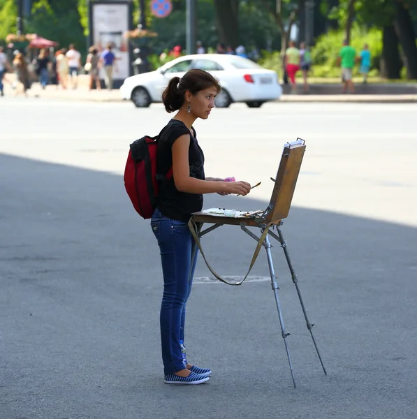 Уличный художник с мольбертом — стоковое фото