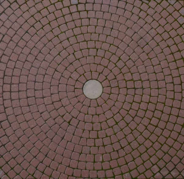 Kırmızı asfalt levhalar daireler çiziyor.