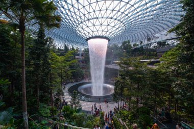 Yağmur Girdabı, Jewel Changi Havalimanı 'ndaki en yüksek kapalı şelaledir..