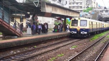 Mumbai yerel treni liman tren istasyonuna giriyor Hint tren yolları 2018 Mescid Bunder İstasyonu