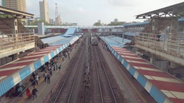 Mumbai, Hindistan - 09: 15 2021 Arial View Suburban yerel treni Borivali Tren İstasyonu 'ndan geçiyor. Mumbai Yerel Treni Asya 'nın En Büyük Yerel Taşımacılığı