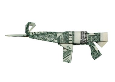 Para Origami Saldırısı RIFLE Beyaz Arkaplanda İzole edilmiş 2 Gerçek Bir Dolarlık Fatura ile Katlandı