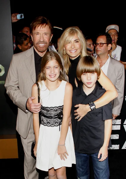 Chuck Norris con la familia —  Fotos de Stock