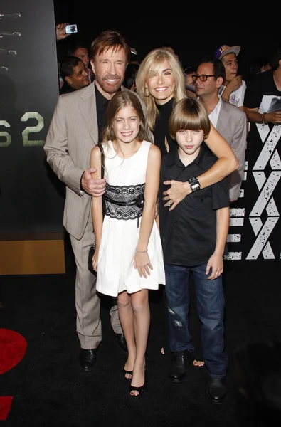 Chuck Norris con la familia —  Fotos de Stock