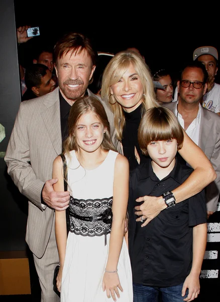 Chuck Norris con la familia —  Fotos de Stock