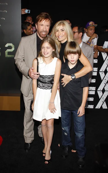 Chuck Norris con la familia — Foto de Stock