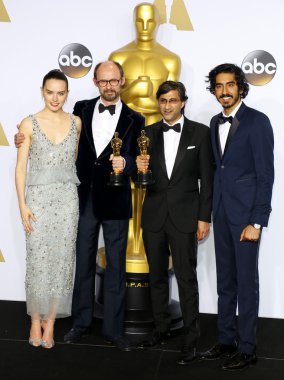 Dev Patel ve Daisy Ridley