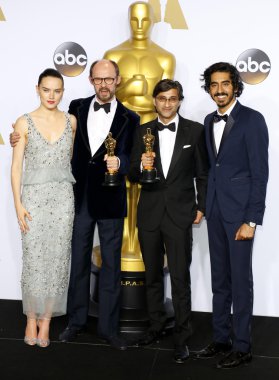 Dev Patel ve Daisy Ridley