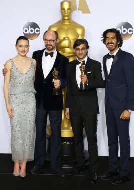 Dev Patel ve Daisy Ridley