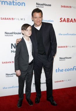 Jaeden Lieberher ve Clive Owen