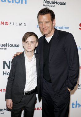 Jaeden Lieberher ve Clive Owen