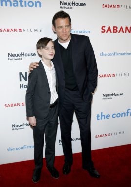 Jaeden Lieberher ve Clive Owen