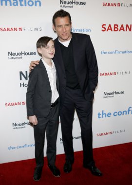 Jaeden Lieberher ve Clive Owen