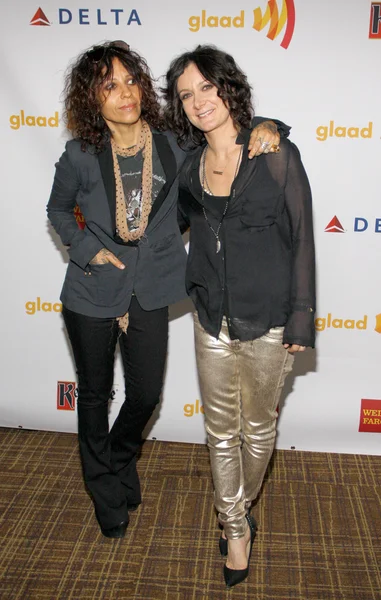 Sara Gilbert and Linda Perry — Stock Photo, Image