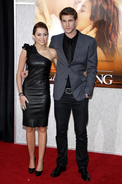 Miley cyrus en liam hemsworth — Stockfoto