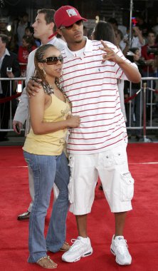 T.I. ve Tiny kırmızı halıüzerinde