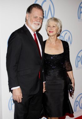 erkek ve kadın ofiste tokalaşırken