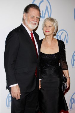 erkek ve kadın ofiste tokalaşırken