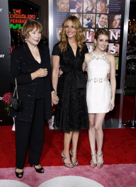 Shirley Mclaine, Julia ve Emma Roberts