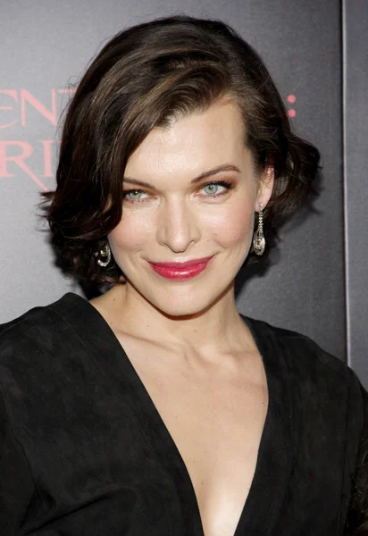 Actriz y modelo Milla Jovovich — Foto de Stock