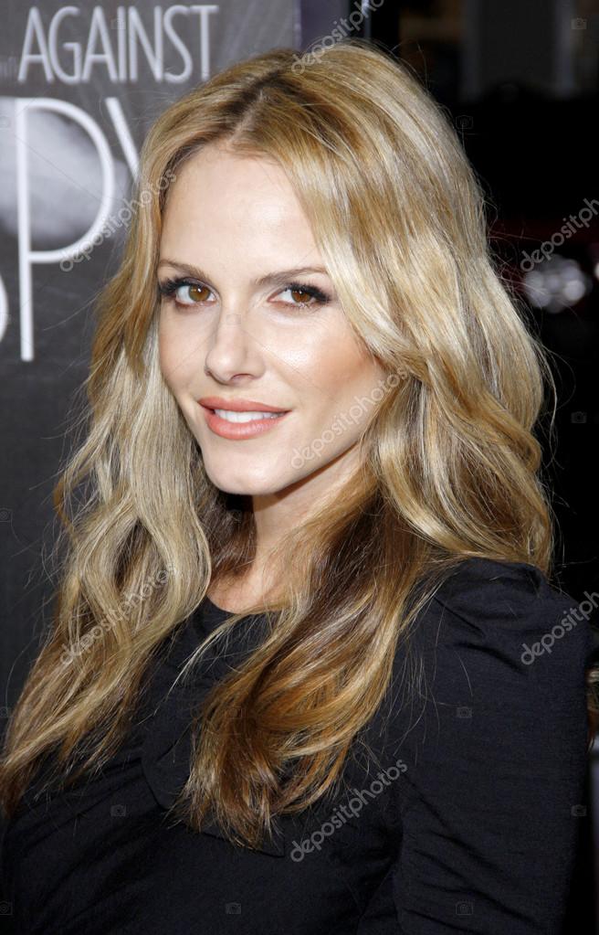 Omma oldida onanizm qilayotgan yigitning pornosi Onlaynda qizgin qizlar bilan porno tomosha qiling