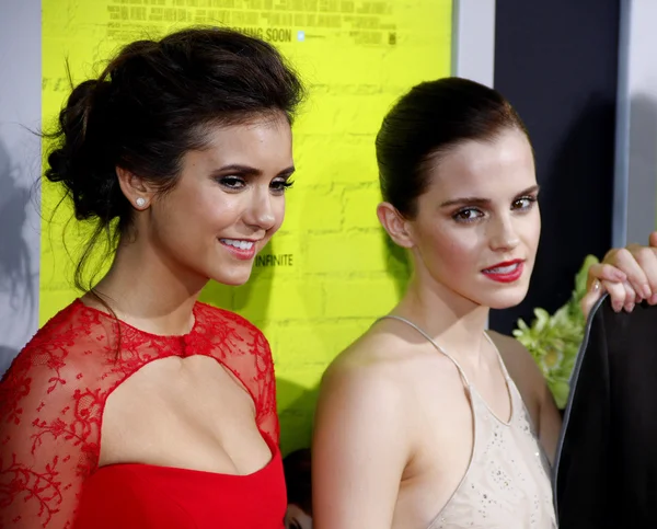 Nina Dobrev a Emma Watson — Stock fotografie