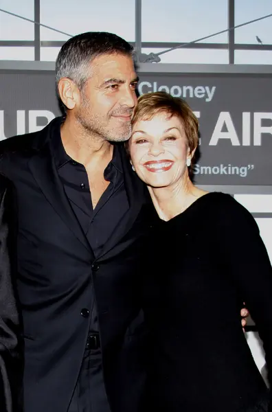 George Clooney and mom — Stock Photo, Image