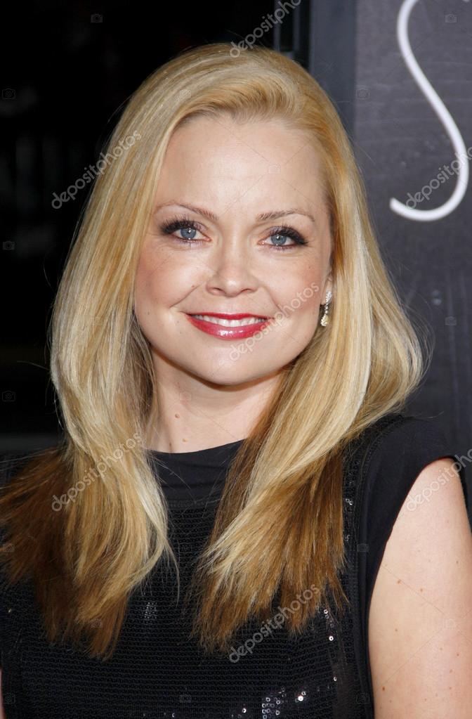 Bir kal dudu uzun tayoq bilan qoramagizning qirqilgan mushukini qalampirlaydi. Yashash xonasi uchun ozaro faoliyat tikuv naqshlari