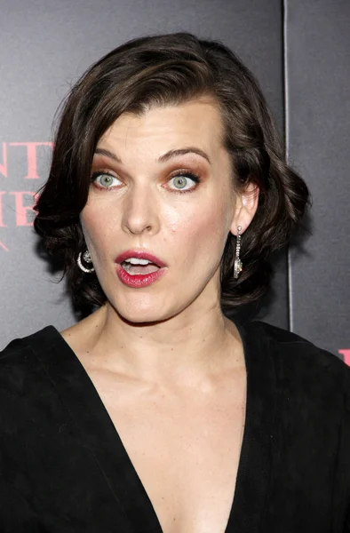 Actriz y modelo Milla Jovovich — Foto de Stock