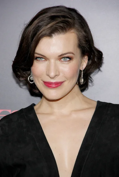 Actriz y modelo Milla Jovovich — Foto de Stock