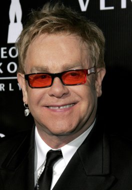 Sör Elton John. 