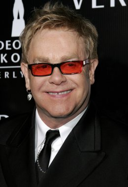 Sör Elton John. 