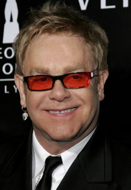 Sör Elton John. 