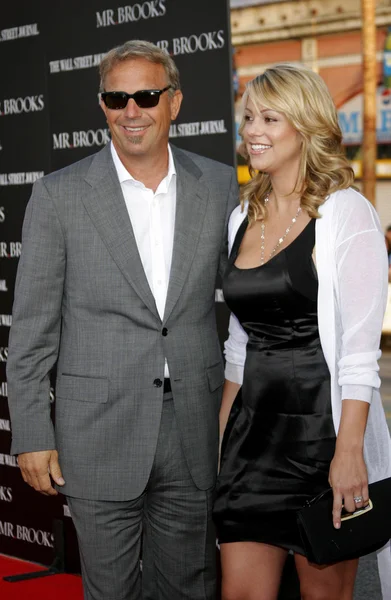 Kevin Costner y su esposa Christine Baumgartner — Foto de Stock