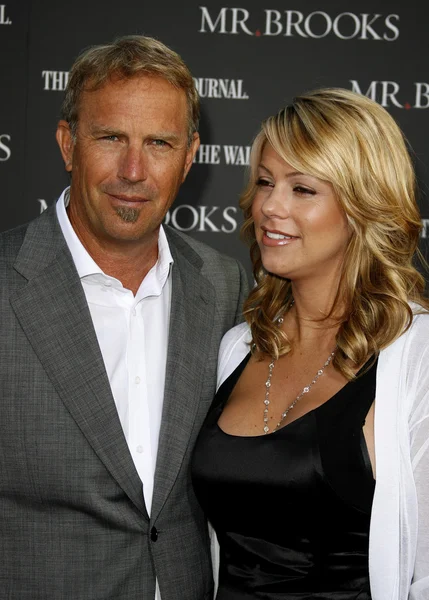 Kevin Costner and Christine Baumgartner — Stock Photo, Image