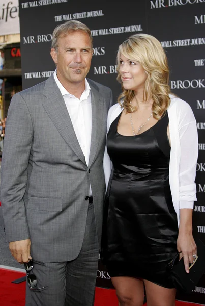 Kevin Costner and wife Christine Baumgartner — Stok fotoğraf