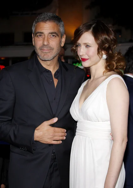 Vera Farmiga y George Clooney — Foto de Stock